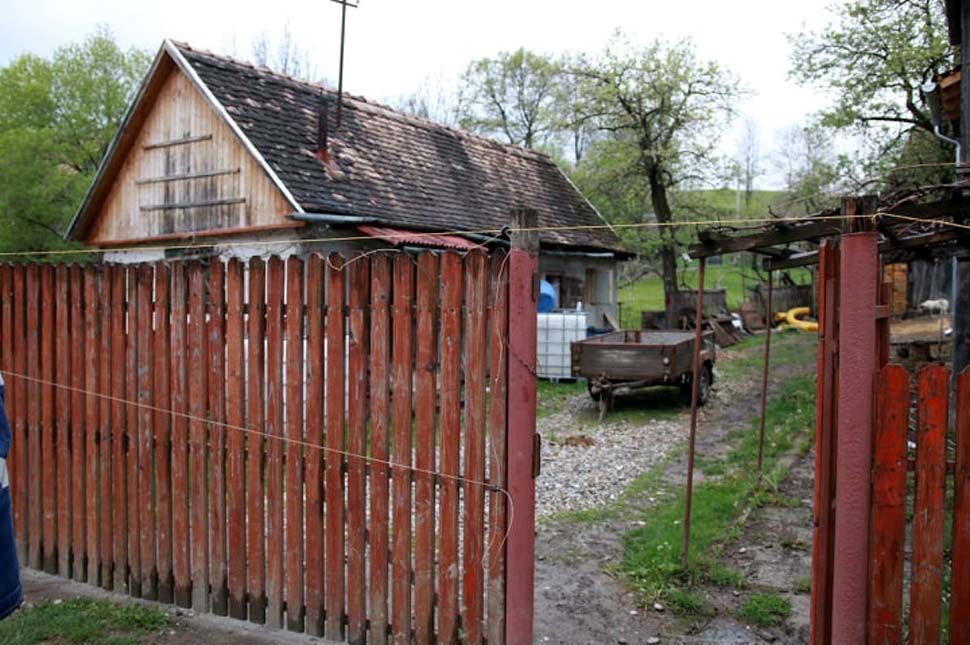 A csűrkapun jött be, leszakította a könyöklőajtót