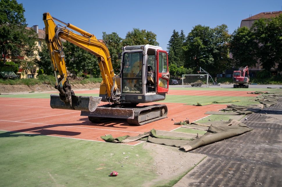 Bontják a minifocipályát