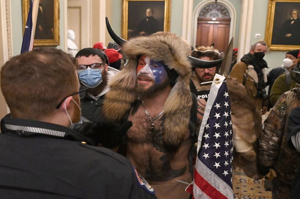 Négy halott, bombariadók, összecsapás a rendőrökkel – mi történik Washingtonban?