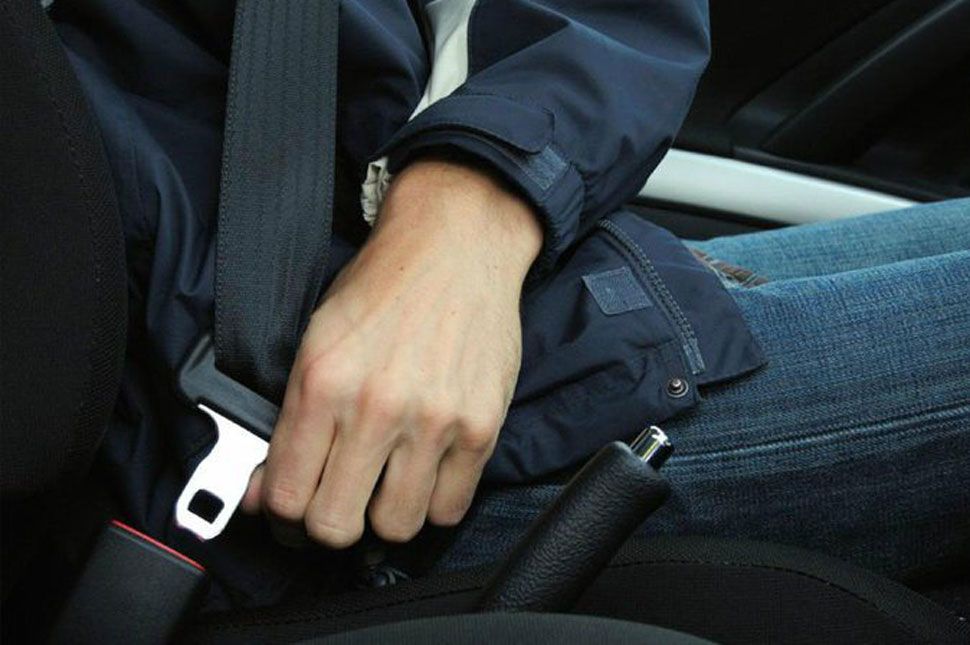 Ellenőrzik az öveket és a gyereküléseket