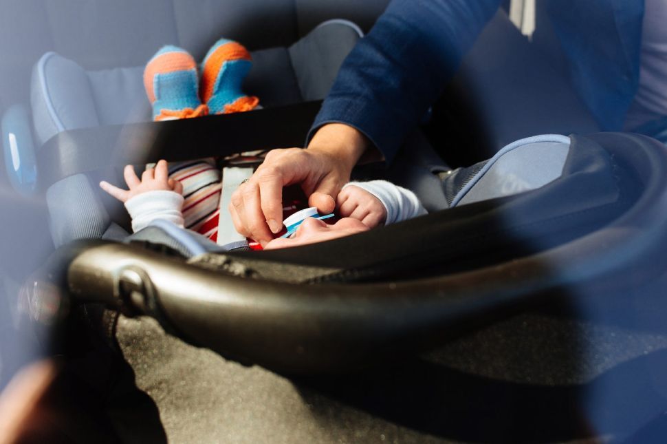 Nyolc hónapos csecsemőt mentettek ki a tűzoltók egy autóból