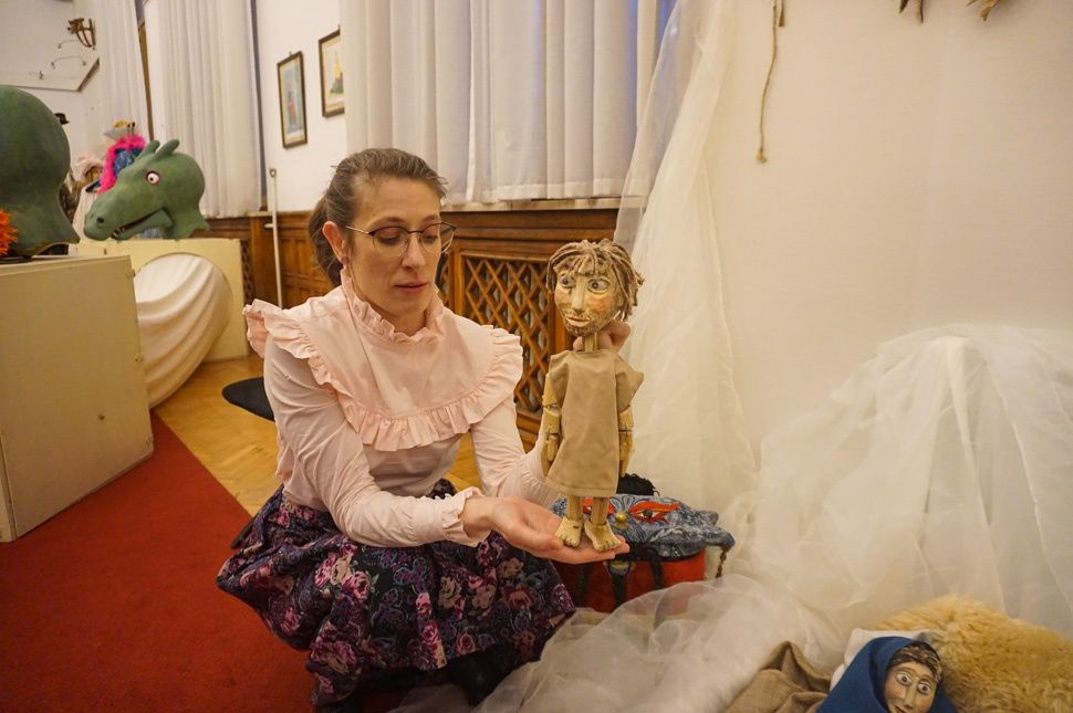 Száz méter aszfalt helyett három bábelőadás?