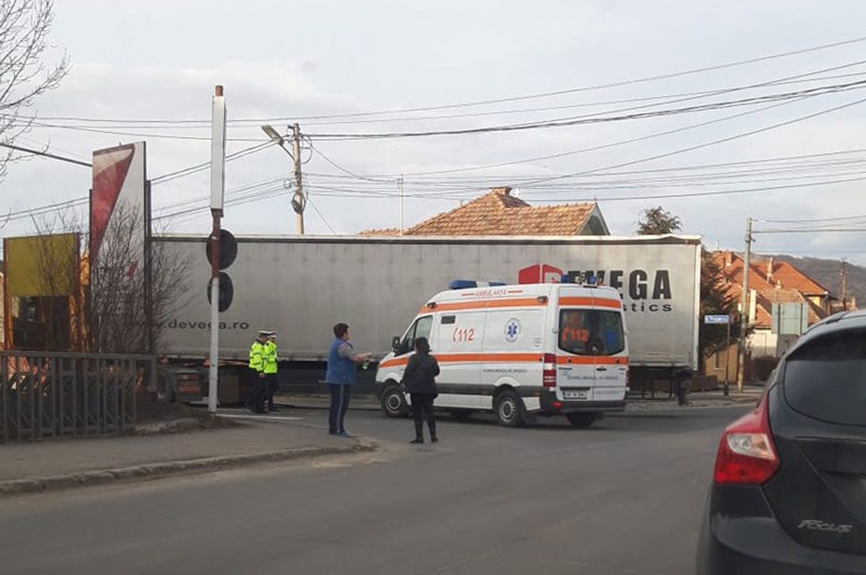 Rollerével nekiment a kamionnak egy kiskorú