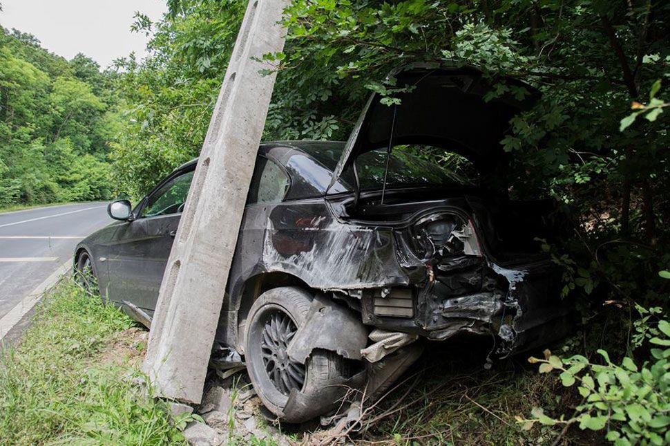 Oszlopnak ütközött, majd felborult a részeg sofőr