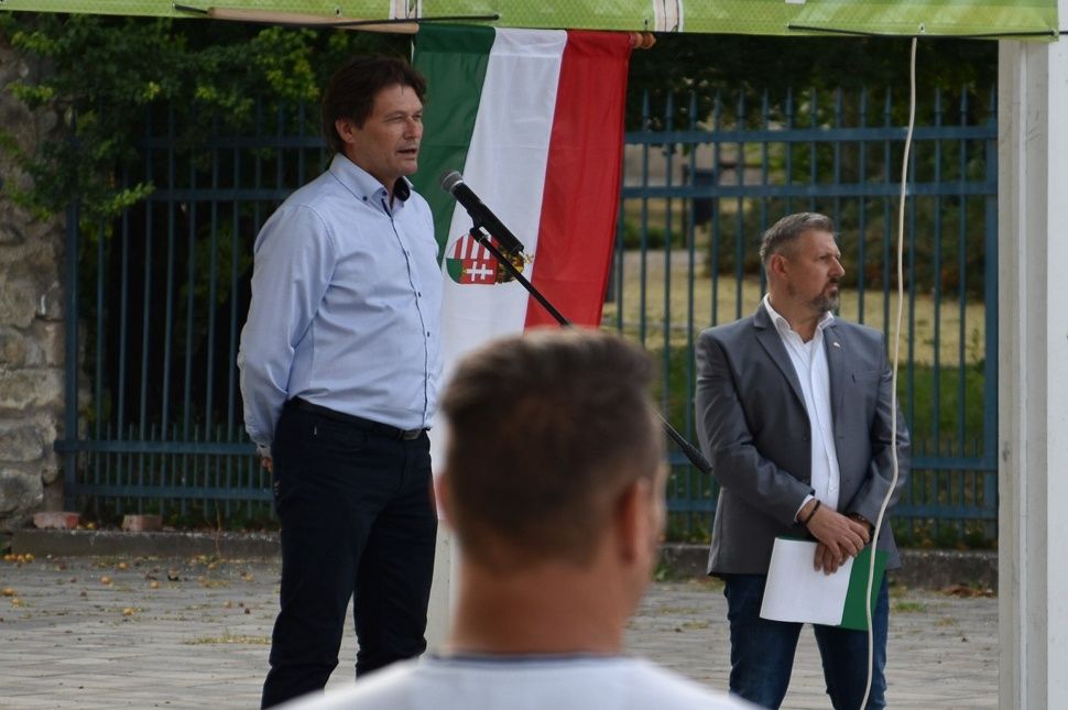 Bartha Barna lemondott, de pártja védelmét élvezi