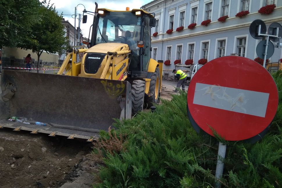 Felforgatják a földet s a forgalmat