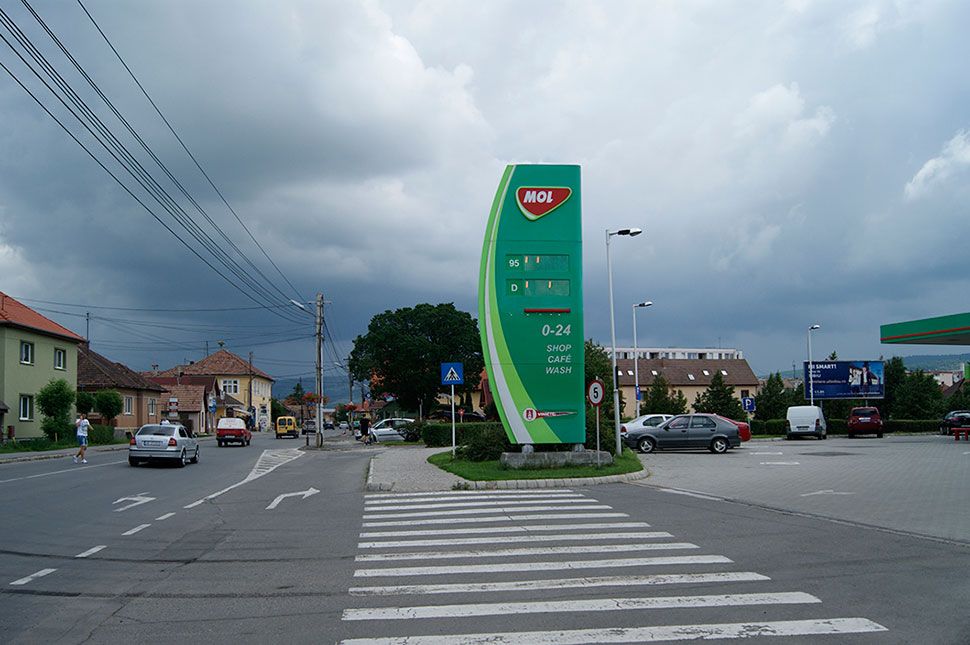 Rendszámot és benzint loptak