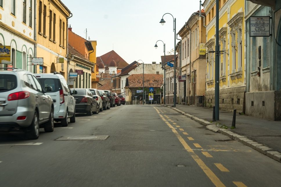 Aknatetőket cserélnek