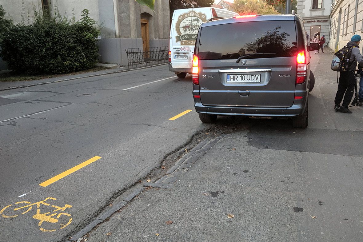 Polgármesteri autó a biciklisávon