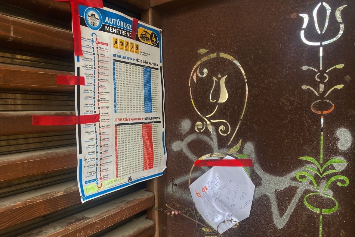 Ki hagyott szerelmes levelet a buszmegállóban?