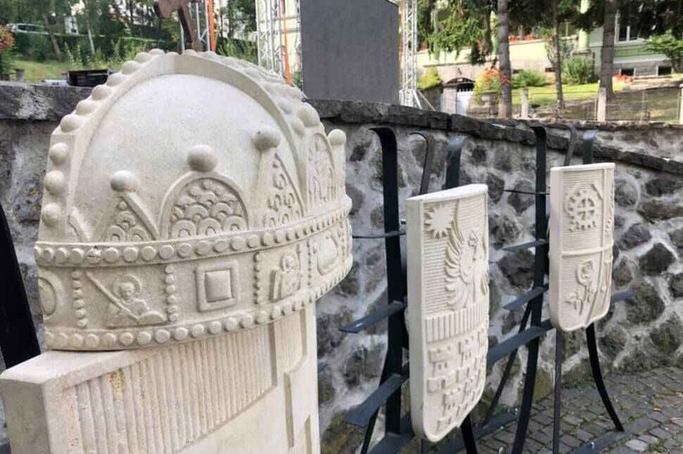 Újra a Patkóban a történelmi címerek