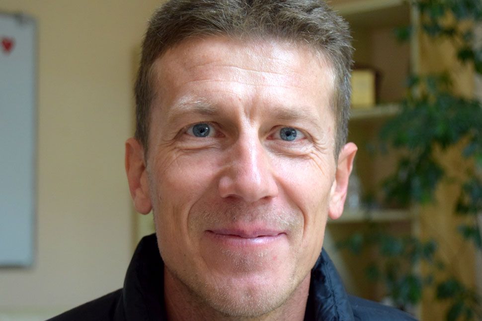 A medve kétlábon állt s engem nézett