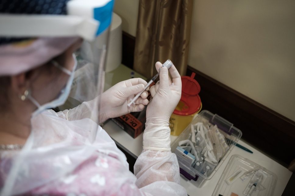 Ideiglenesen felfüggesztik az oltást az egyik AstraZeneca-szállítmánnyal
