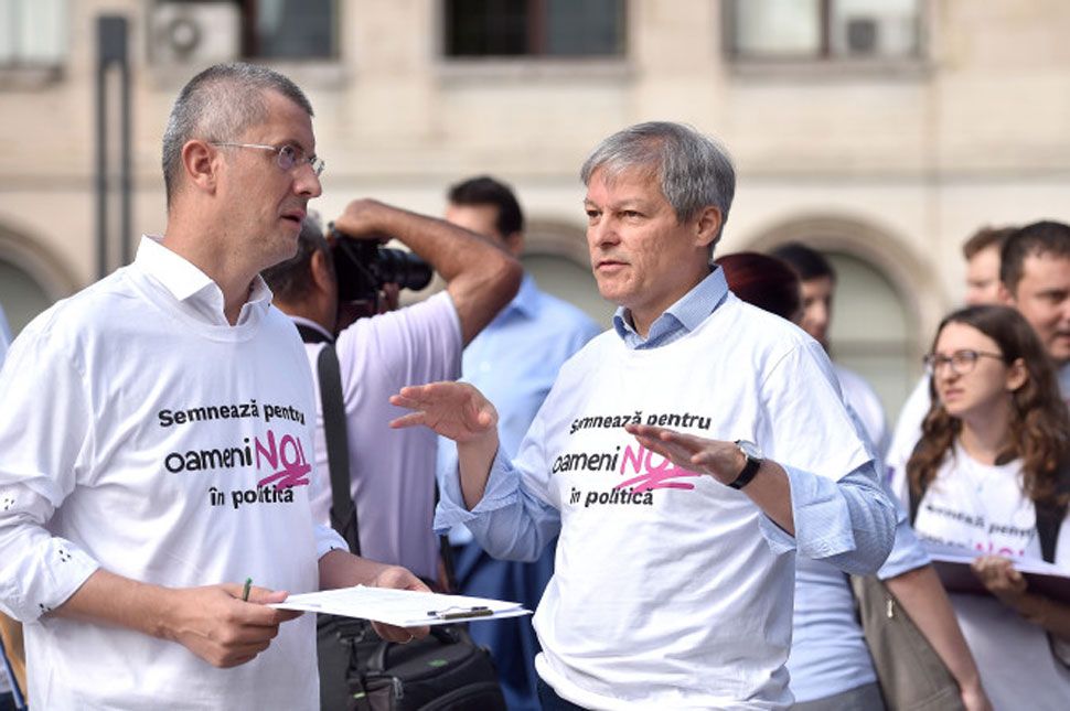 Nem indulhatnak „új emberek" a politikában