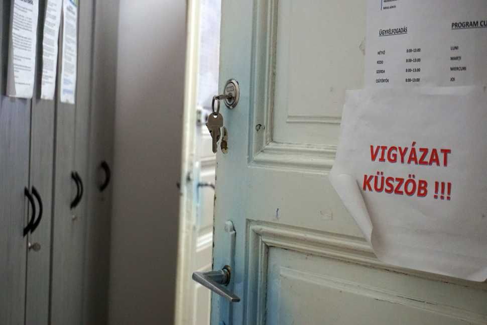 Temetőbe megy a városháza
