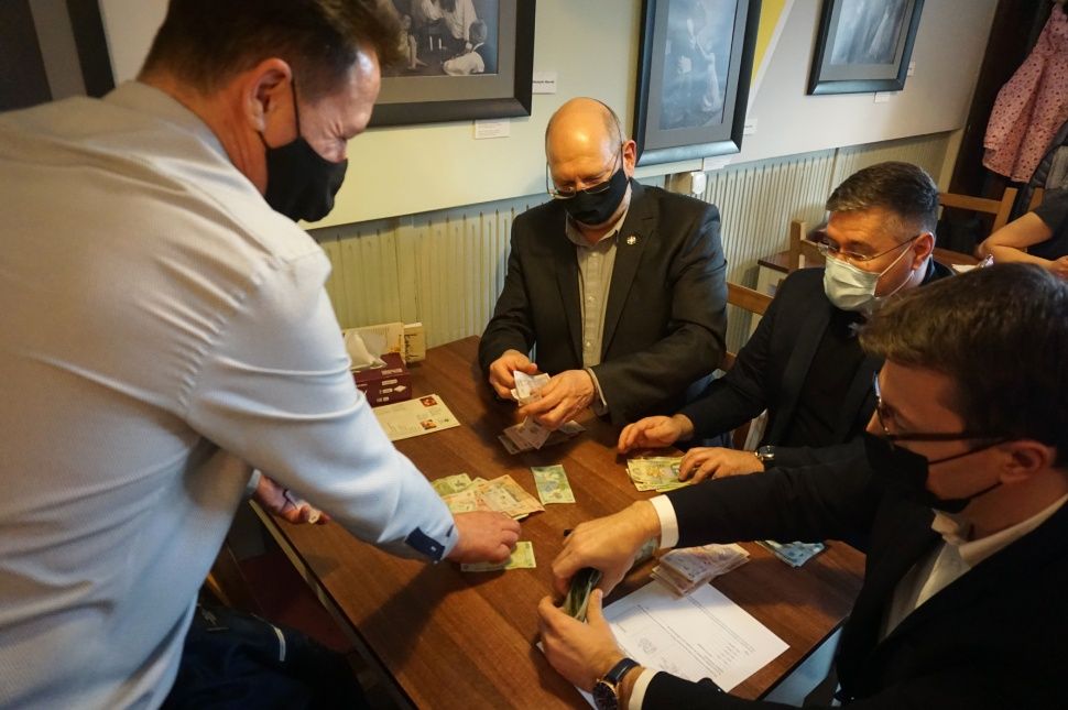 Kibontották a polgármesternek szánt adománydobozt