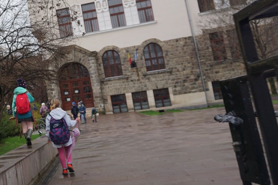 Ki mehet iskolába, óvodába, ki marad otthon?