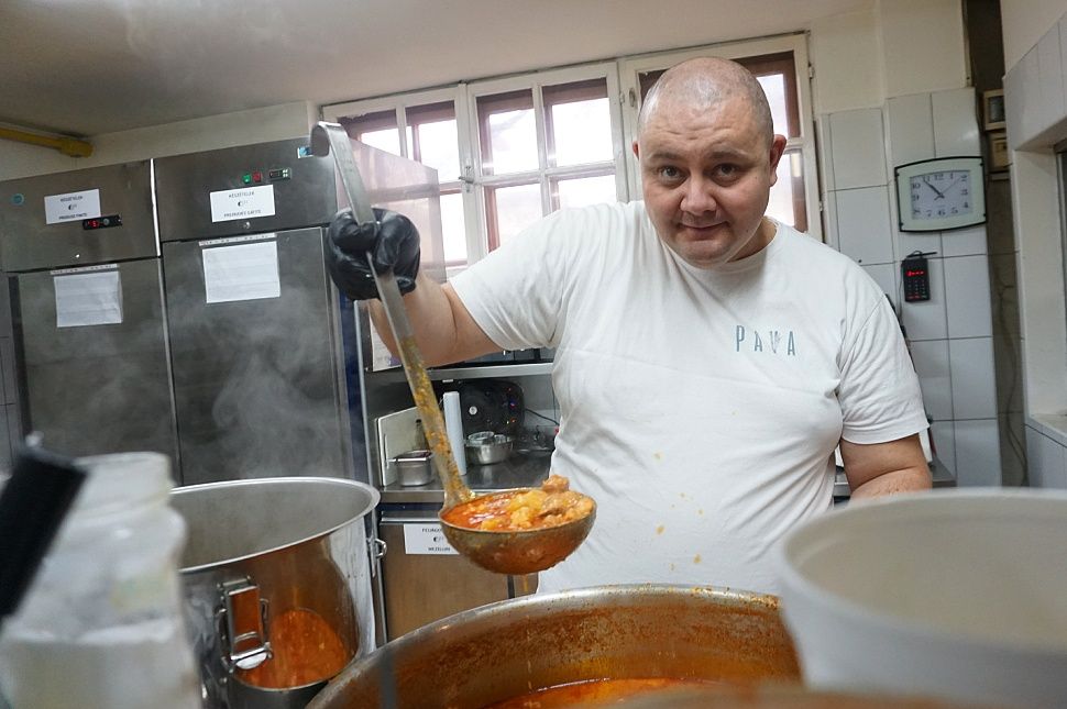 Megetetnél háromszáz embert?