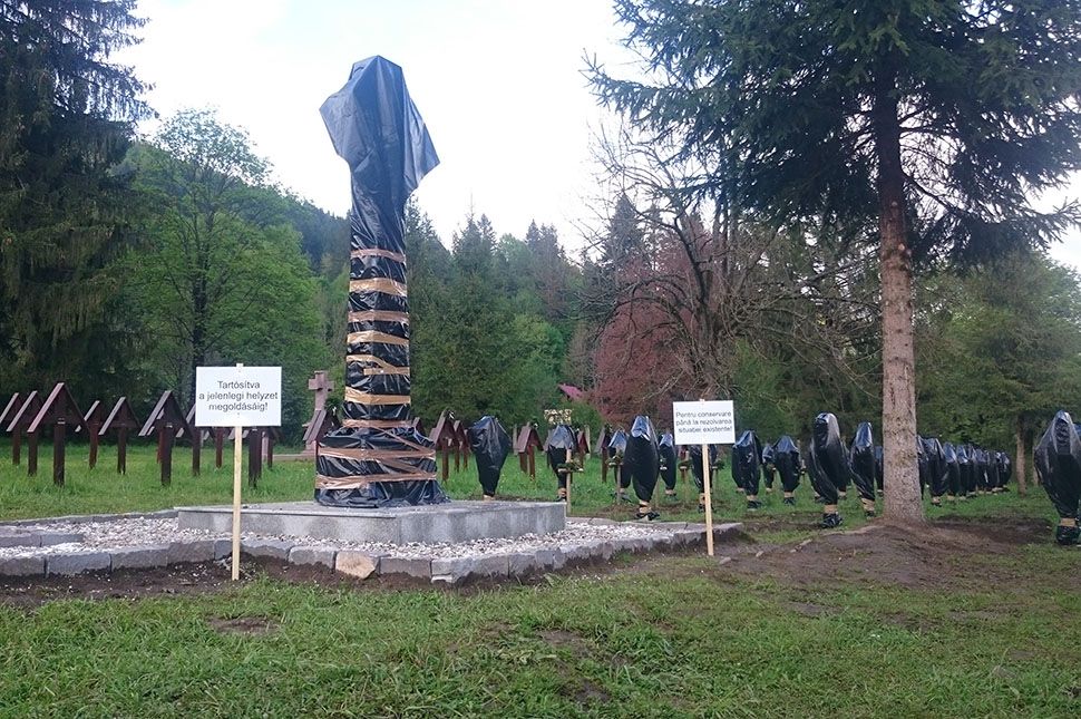 Szemeteszsákokkal takarták le a román kereszteket
