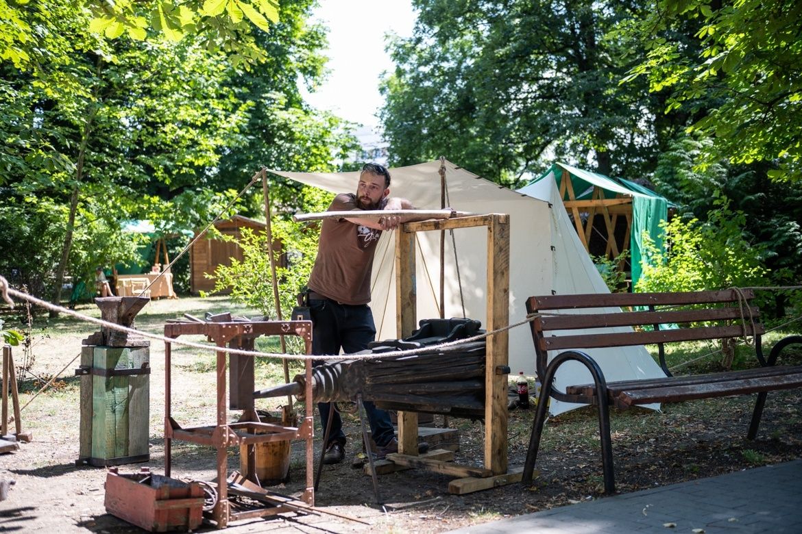 KelleMES támasz: készülődnek már a kovácsok a parkban