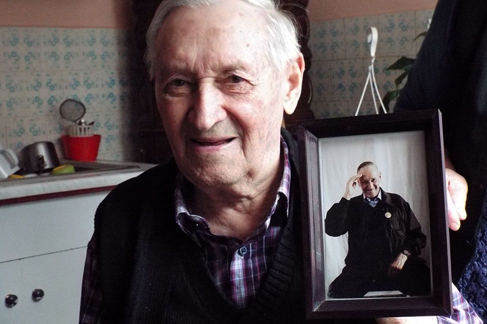 Puskával őrizték, hogy ne tudják a kutyák megharapni
