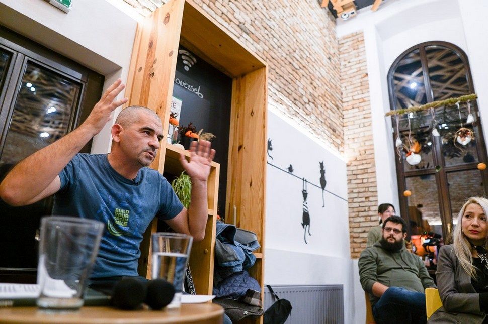 Torkon ragadt román: ki akarnak tolni a gyerekeinkkel?