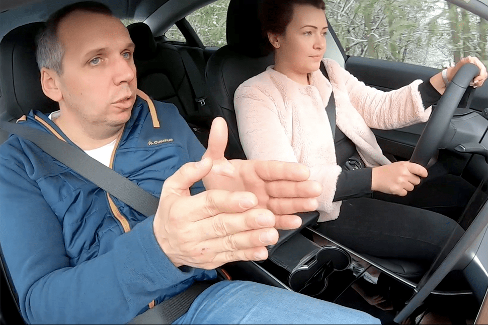 E-Pulzus: Egy nő. Egy autó. És egy pasi az anyósülésen.