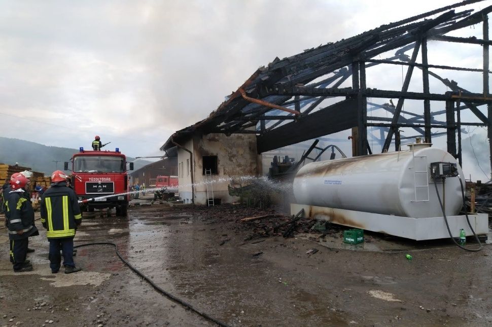 Hatalmas kár keletkezett a zeteváraljai tűzben (videóval) - frissítve