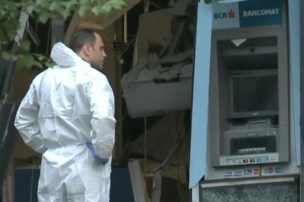 Robbantással törtek fel egy bankautomatát