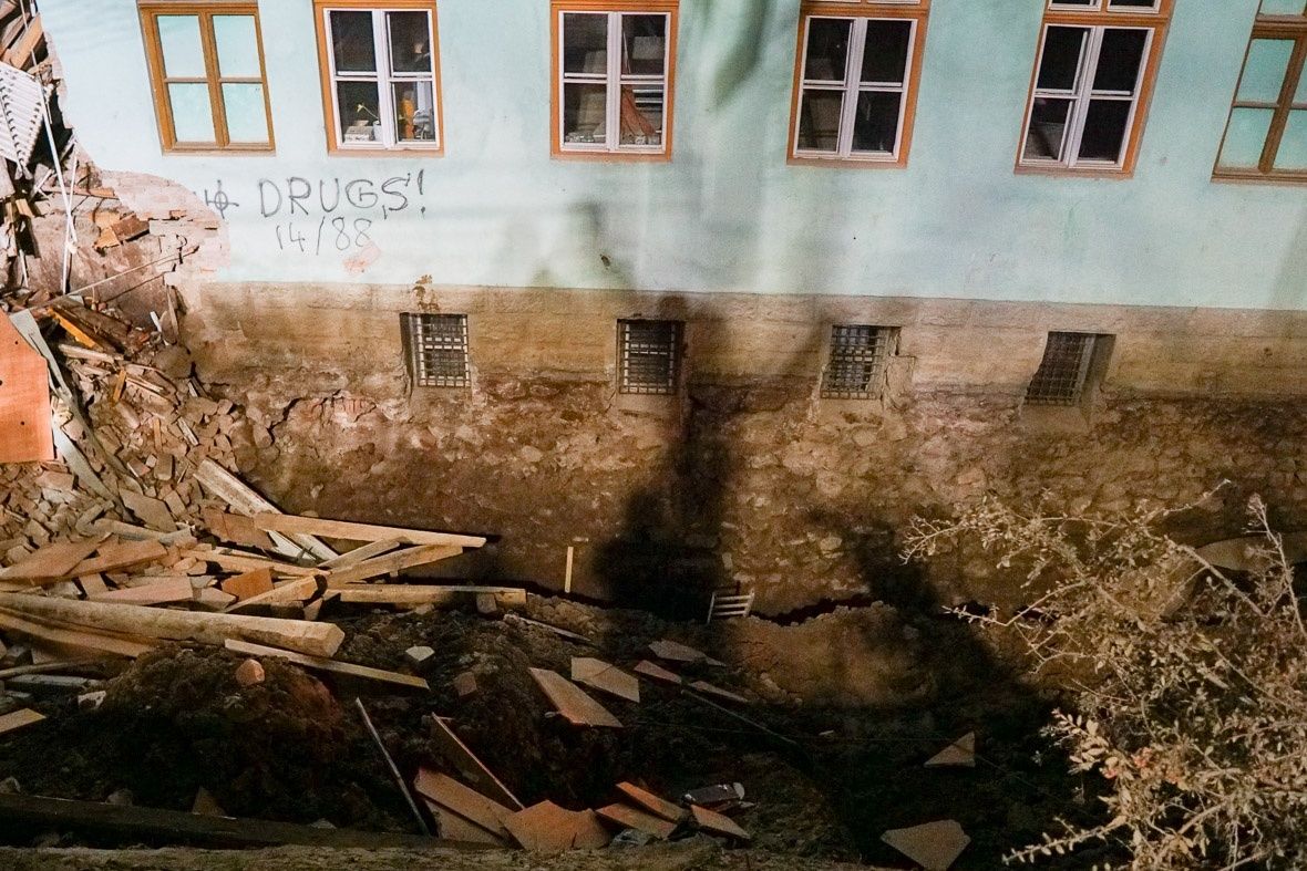 Be kellene tömni a bentlakás melletti árkot, de még nem lehet