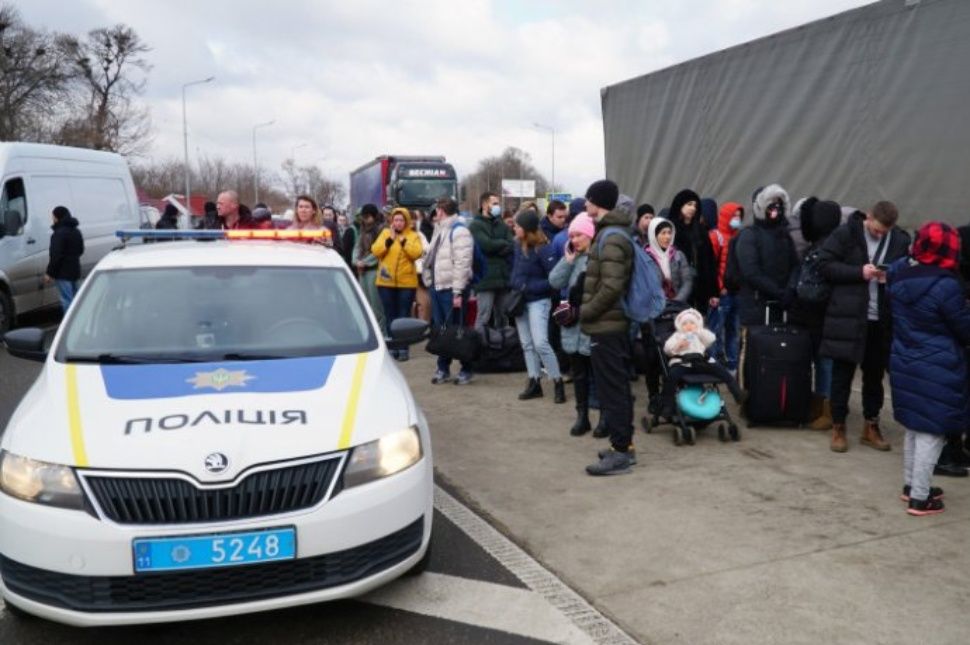 Több ezren próbálnak átkelni az ukrán-román határon