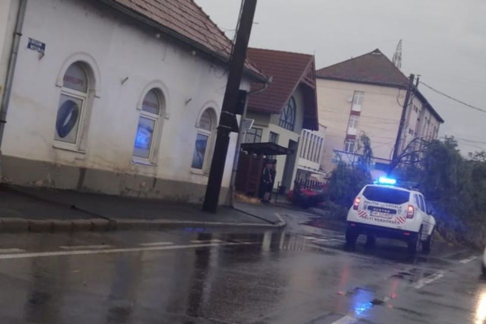 Fákat csavart ki, házakat gyújtott meg a vihar (frissítve)
