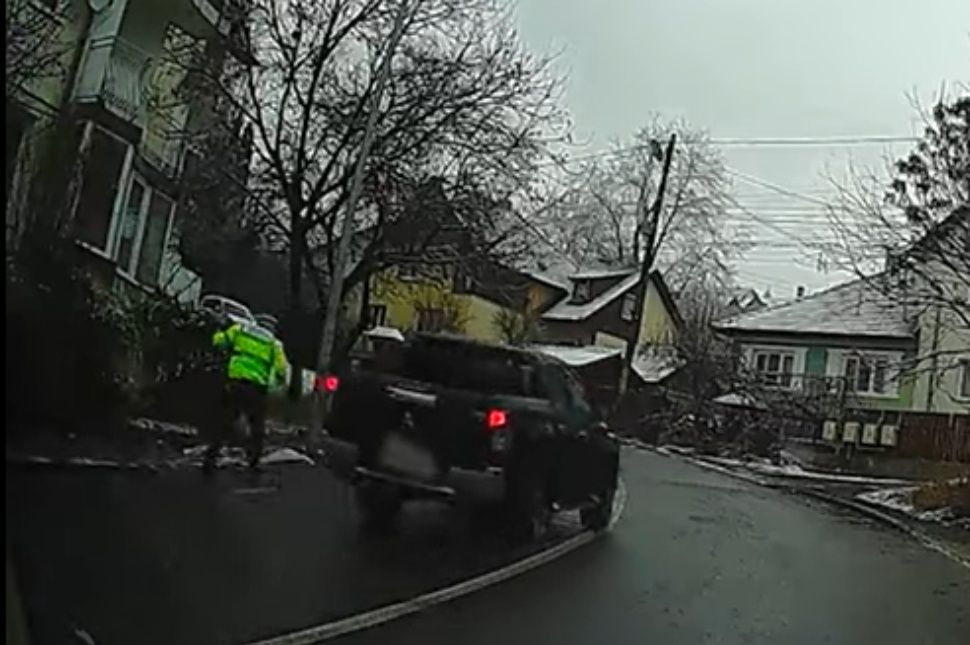 Szabadlábon a helyi rendőr „sofőrje”