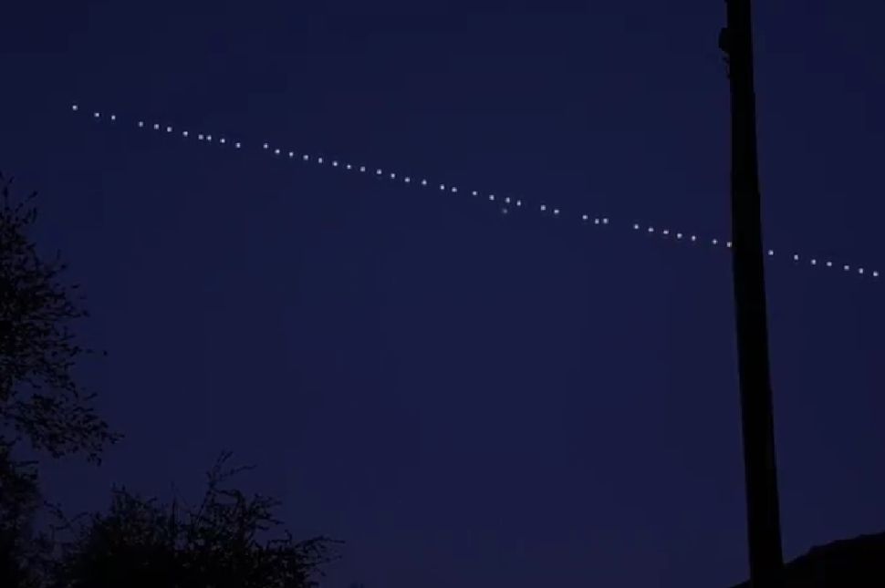 Gyöngyfüzér ékesíti az esti égboltot