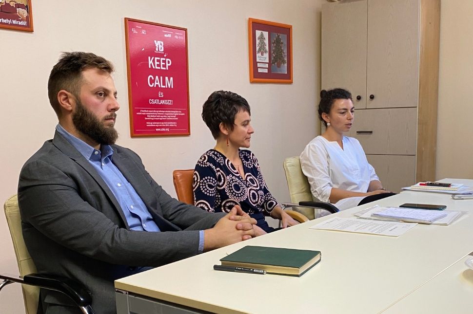 Összefognak, és egy háromszöget hoznak létre