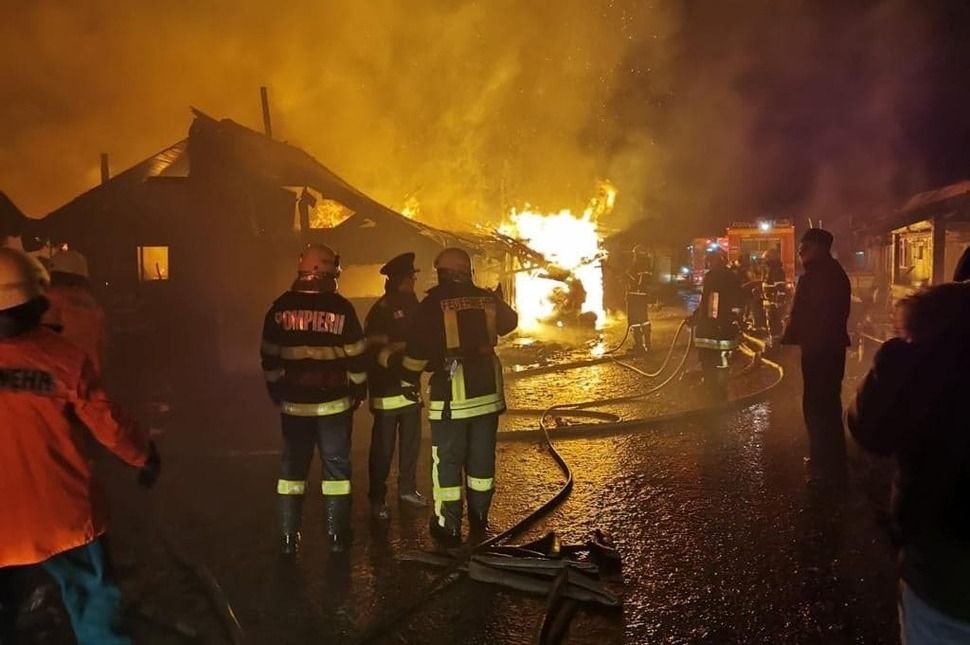 Lángra kapott a csíksomlyói romatelep (videó)