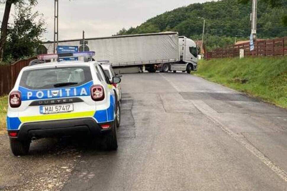 Elakadt egy kamion a tibódi letérőnél