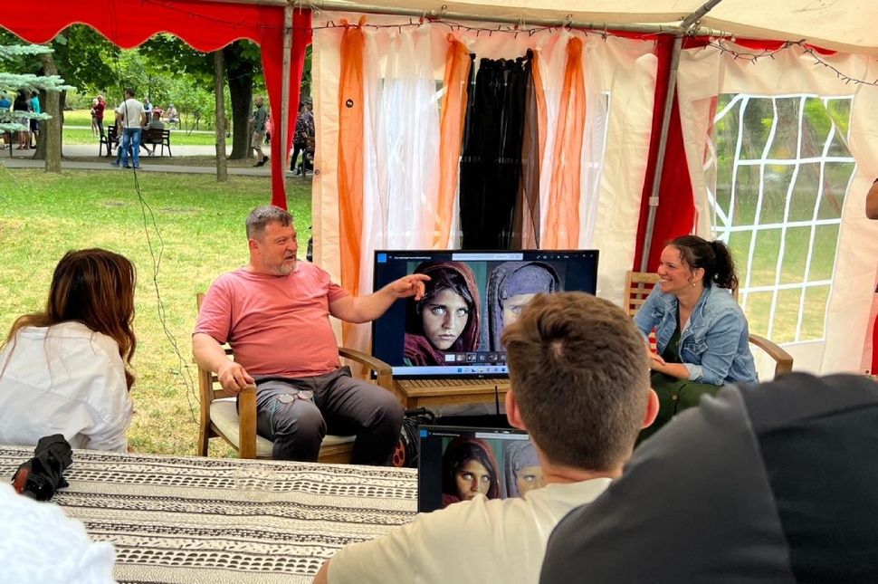 Istent játszunk, amikor fényképezünk