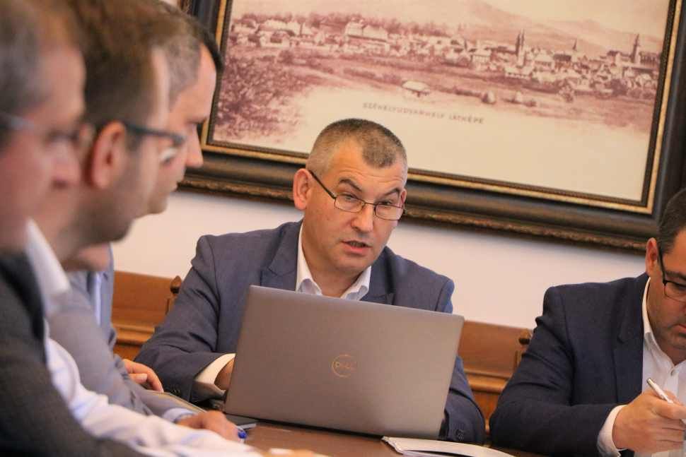 Víz nélkül a város, de elektromos buszra ülhetünk?