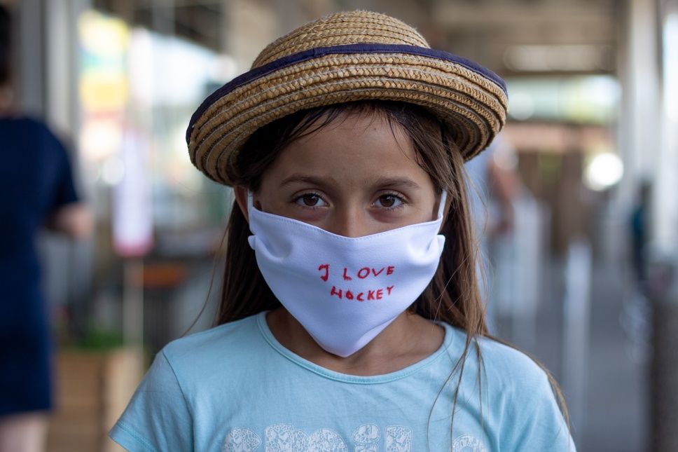 Így viselik az udvarhelyiek 2020 legmenőbb kiegészítőjét