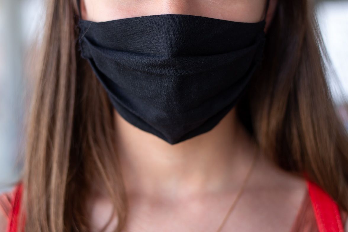 A szabadban is kötelező lesz a maszk az egyik romániai megyében