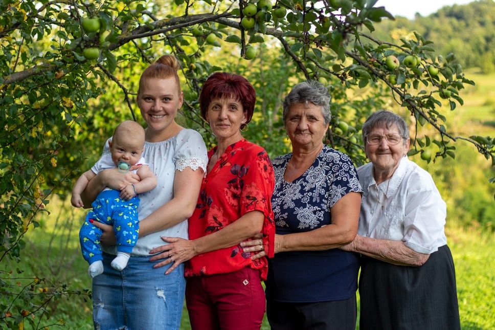 Juli mama ölébe vette ükunokáját