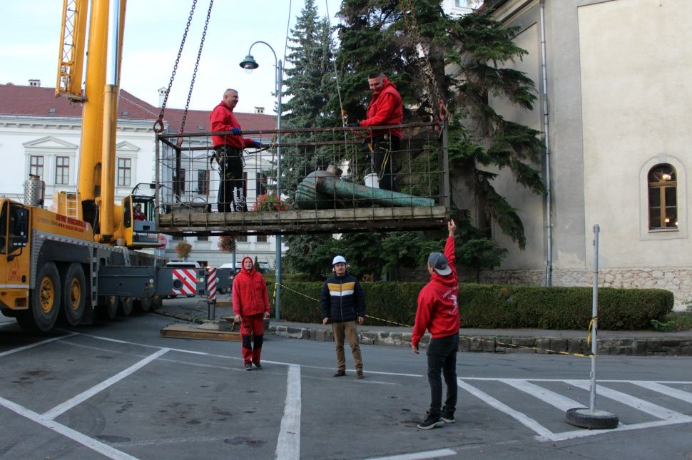 Leszállt közénk a történelem