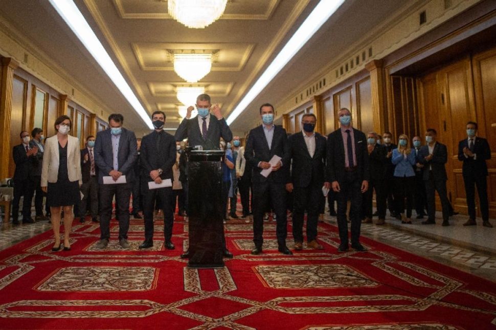 Lelépett az USR PLUS a kormányból