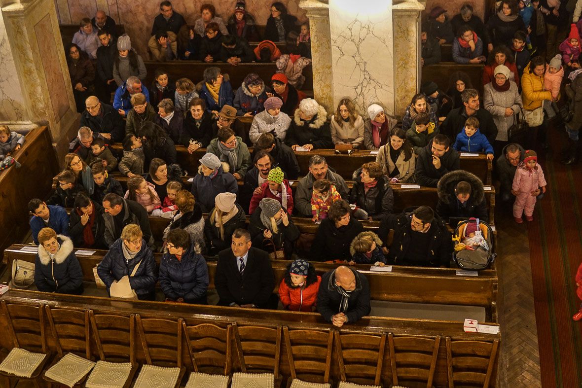 Aki az első padban ül, közelebb kerül Krisztushoz?