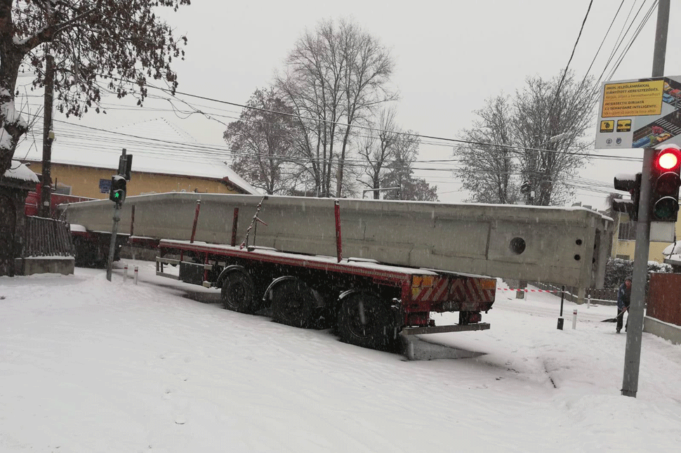 Lerobbant kamion miatt állt a forgalom Szombatfalván