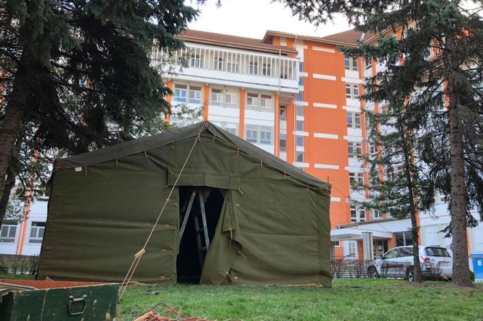 Katonai sátrak jelentek meg a kórház területén