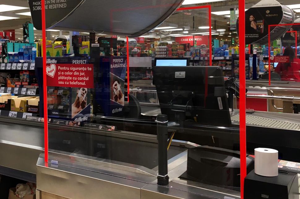 Üvegfalat szerel a Kaufland a kasszákhoz