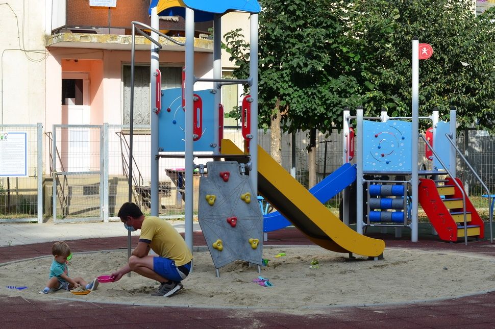 Keresztúron megnyitották a játszótereket