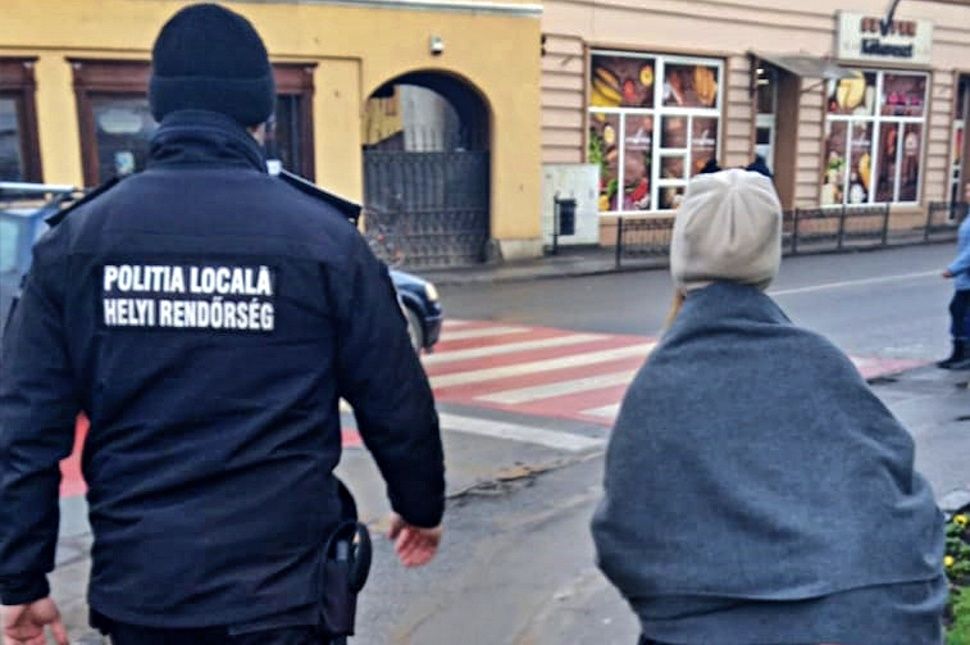 Pszichiátriára szállították a nőt, aki késsel fenyegetőzött